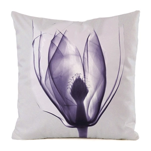 Détail de l'imprimé floral de tulipe violette translucide sur une housse de coussin carrée