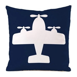 Detalle de la funda de cojín cuadrada azul marino con silueta de avión blanca