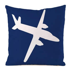 Detalle de la funda de cojín azul marino con silueta de avión blanco y costura lisa