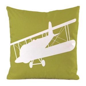 Detalle de la cremallera invisible en la funda de cojín verde oliva con un avión