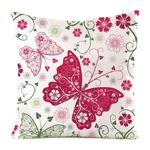 Detailmuster aus magentafarbenen Schmetterlingen und floralen Ranken auf Seidenkissenhülle