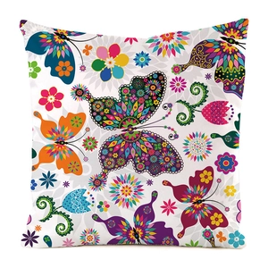Detailmuster mit bunten Schmetterlingen und Mandala-Blumen auf Seidenkissenbezug