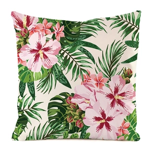 Nahaufnahme von tropischen Hibiskusblüten und grünen Blättern auf dem Seidenkissenbezug