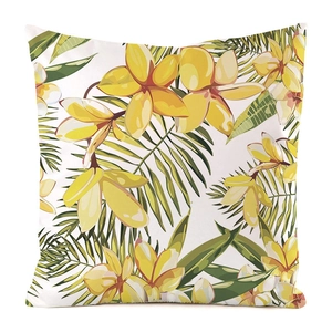 Detailansicht des tropischen Kissenbezugs mit Frangipani- und Palmenblatt-Aufdruck
