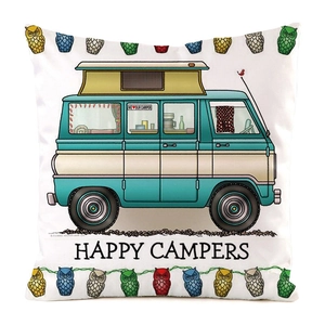 Detail des Kissenbezugs mit Campingbus-Motiv, Happy Campers Schriftzug und Eulen-Lichterkette