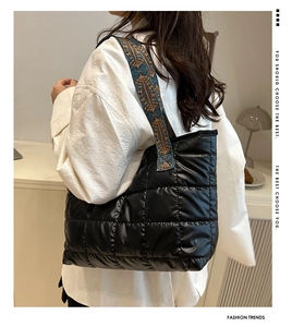 Sac fourre-tout noir matelassé avec bandoulière jacquard ethnique en intérieur