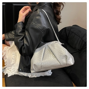 Détail du sac nuage en cuir tressé argenté montrant le motif carré et les plis doux