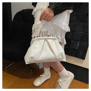 Détail du sac nuage blanc tissé à la main avec une texture tressée sophistiquée