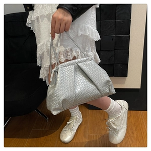 Détail du sac à main en cuir tressé argenté montrant la texture Intrecciato