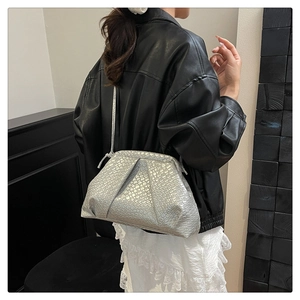 Détail du sac nuage argenté avec texture tressée et finition métallisée à l'épaule
