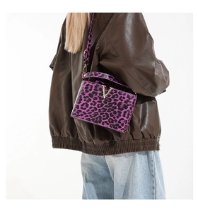 Détail du sac bandoulière léopard violet avec boucle en métal doré et bandoulière