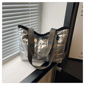 Silberne gesteppte Puffer-Tasche mit Metallic-Finish und buntem geometrischem Gurt
