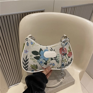 Sac bandoulière rétro en toile brodée avec garniture en cuir blanc et chaîne métal