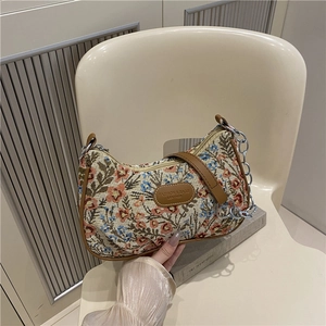 Sac hobo en toile brodée florale avec bordure en cuir marron et chaîne argentée décorative