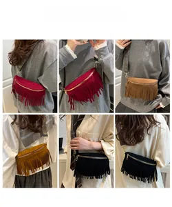Vue détaillée des sacs banane à franges avec bandoulières brodées en bordeaux, camel et noir