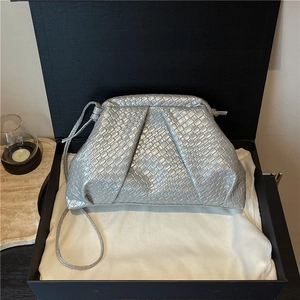 Sac nuage tressé argenté avec bandoulière et emballage cadeau de luxe