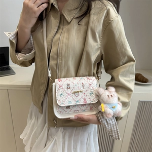 Umhängetasche für Damen mit Blumenmuster und Hasen-Anhänger am Model präsentiert