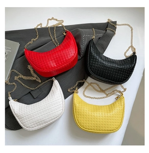 Vue à plat de sacs hobo tressés avec bandoulières en chaîne dorée en quatre coloris