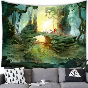 Detalle de tapiz de bosque fantástico medieval con arco de piedra sobre un sofá de diseño