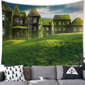 Tapiz de pared con paisaje de edificio medieval europeo sobre un sofá gris claro