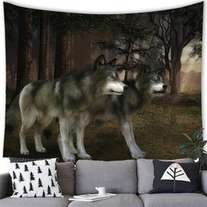 Tapiz medieval de fantasía con dos lobos en el bosque sobre un sofá gris
