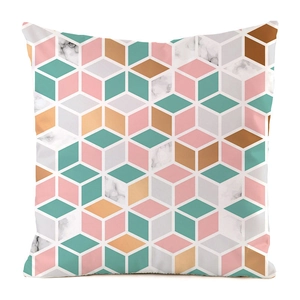 Dettaglio dei motivi geometrici a cubi e texture marmoree sulla fodera del cuscino