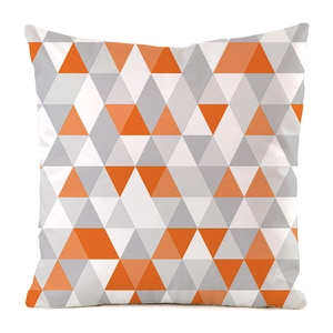 Dettaglio di federa quadrata con motivi a triangoli geometrici in arancione e grigio