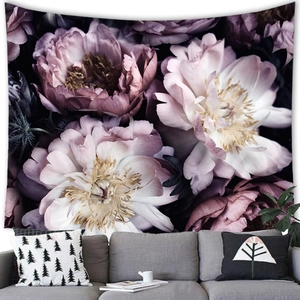 Detail van bloemen wandkleed met paarse pioenrozen hangend boven de bank in de woonkamer