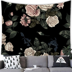 Detailweergave van vintage rozen op een zwart wandtapijt in een gezellige kamer