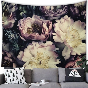 Realistisch bloemen wandkleed met pioenrozen boven een grijze bank in de woonkamer