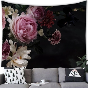 Gedetailleerd zicht op een donker bloemenwandkleed met rozen boven een grijze stoffen bank