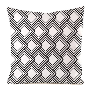 Detailansicht eines quadratischen Kissenbezugs mit schwarz-weißem geometrischem Muster