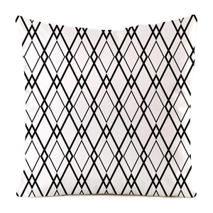 Makrodetail eines Kissenbezugs aus Seidenimitat mit schwarzen geometrischen Rautenmustern