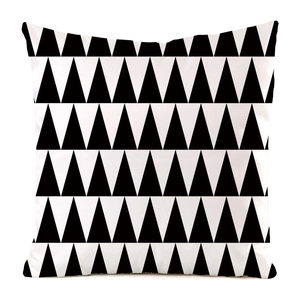 Detail eines modernen weißen Kissenbezugs mit schwarzem geometrischem Dreiecksmuster