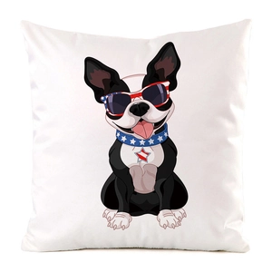 Dettaglio copricuscino con Boston Terrier e occhiali da sole in stile bandiera USA