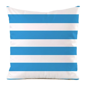 Detailweergave van de gladde imitatiezijde textuur op de blauw-wit gestreepte kussensloop
