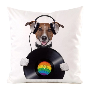 Dettaglio copricuscino quadrato con cane con cuffie argentate e disco vinile