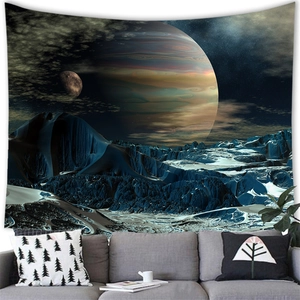 Sci-Fi Weltraum Wandteppich mit Riesenplaneten Design über einem Wohnzimmer Sofa