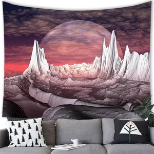 Detailansicht eines Sci-Fi-Wandteppichs mit Planeten über einem modernen Sofa