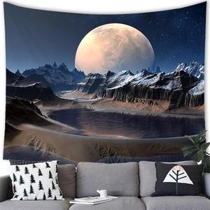 Detail eines Science-Fiction Planeten-Wandteppichs über einem modernen grauen Sofa