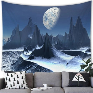 Detail eines Wandteppichs mit Mond und verschneiter Berglandschaft im modernen Wohnzimmer
