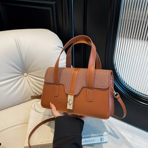 Sac à main carré marron caramel avec rabat tissé et fermoir doré pour femme élégante