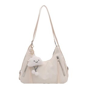 Minimalistische beige Nylon-Einkaufstasche mit Halbmondform und Wolken-Anhänger