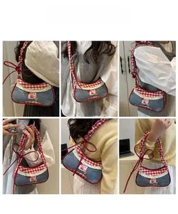 Vues détaillées d'un sac bandoulière en denim bleu avec patch cerise et bordure en dentelle