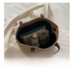 Vista interna della borsa tote beige con spazio per tablet e oggetti di uso comune