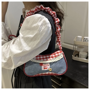Détail du sac bandoulière en denim et vichy rouge avec dentelle et cerises brodées