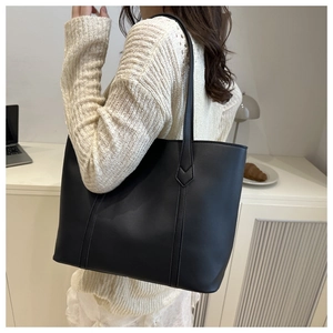 Dettaglio delle cuciture rinforzate e della texture in pelle PU opaca della borsa nera