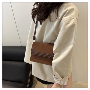 Sac bandoulière rectangulaire marron sur mannequin avec bandoulière et rabat