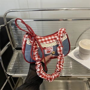 Sac à main Y2K en denim et patchwork à carreaux rouges avec broderie cerise