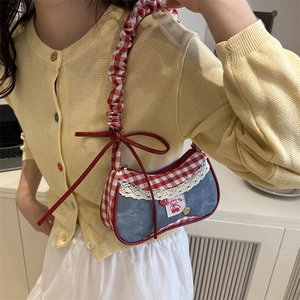 Sac bandoulière en denim avec écusson cerise et bordure en dentelle à carreaux rouges